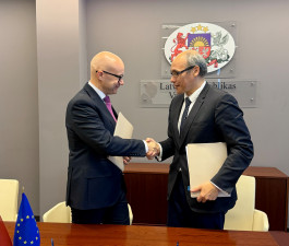 Valsts kontrolieris spiež roku NATO Starptautiskās auditoru padomes priekšsēdētājam pēc memoranda parakstīšanas